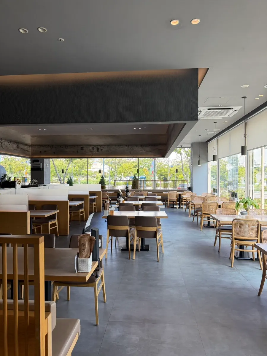 The spacious, clean interior of Kkomak Hansang
