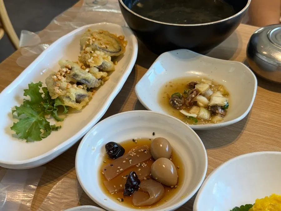The neatly arranged basic side dishes