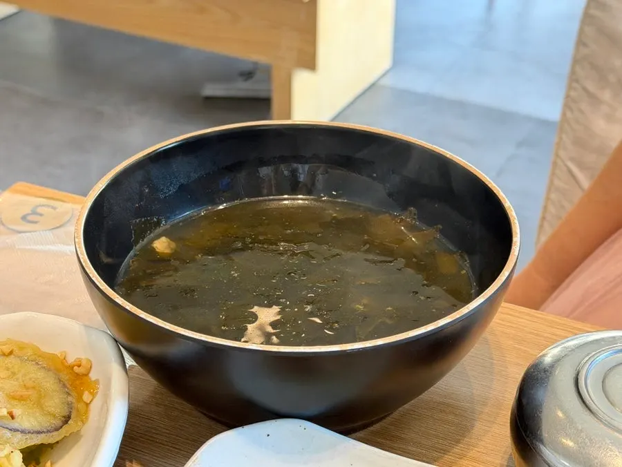 A side dish plate served with the set