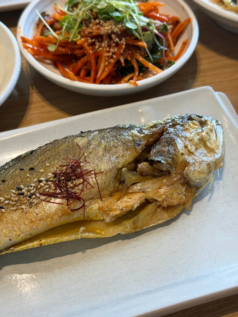 Plastic gloves provided with the dried corvina
