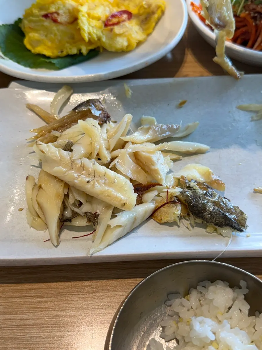Eating dried corvina with hands