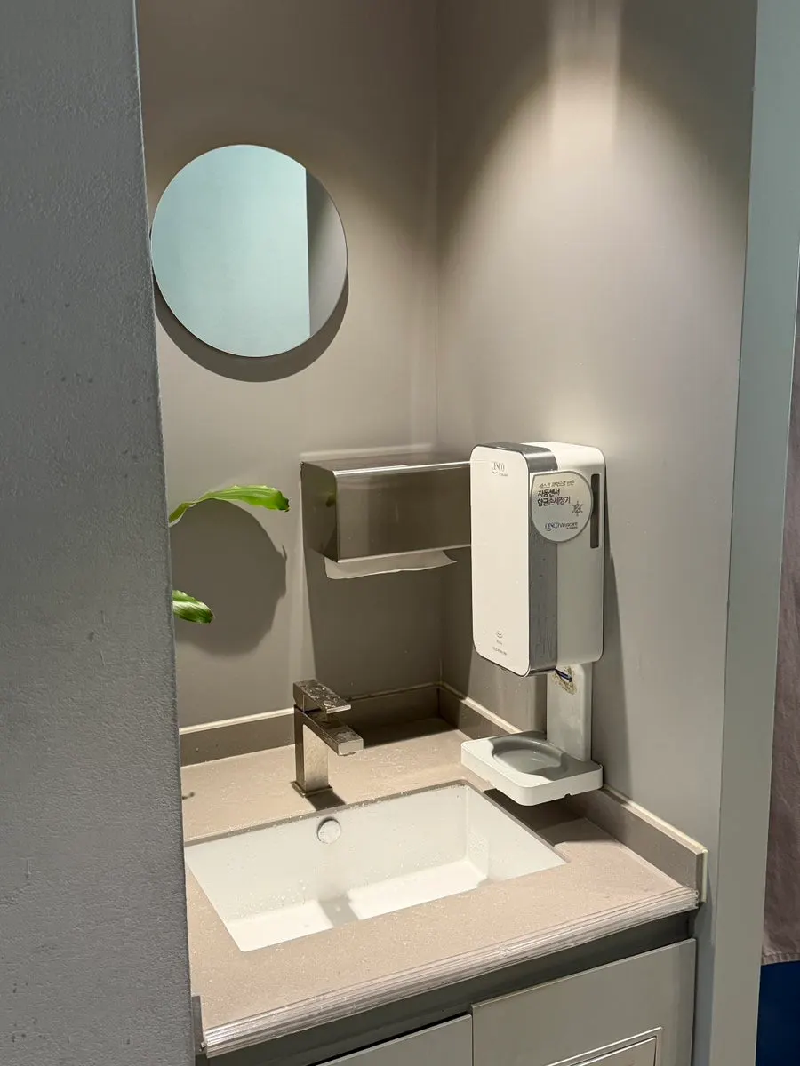 The clean sink set up at the entrance