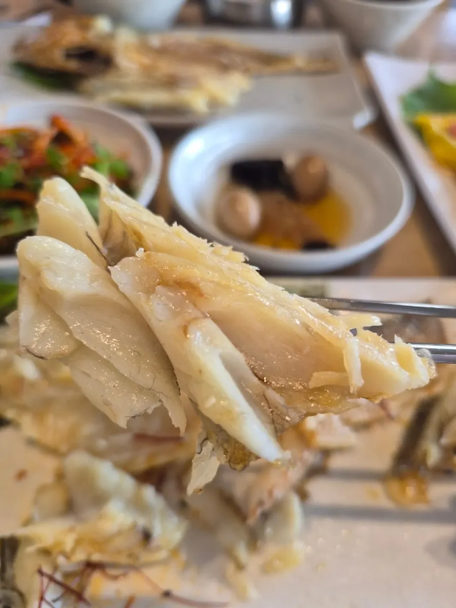 쫀득한 살을 발라낸 보리굴비 한 점