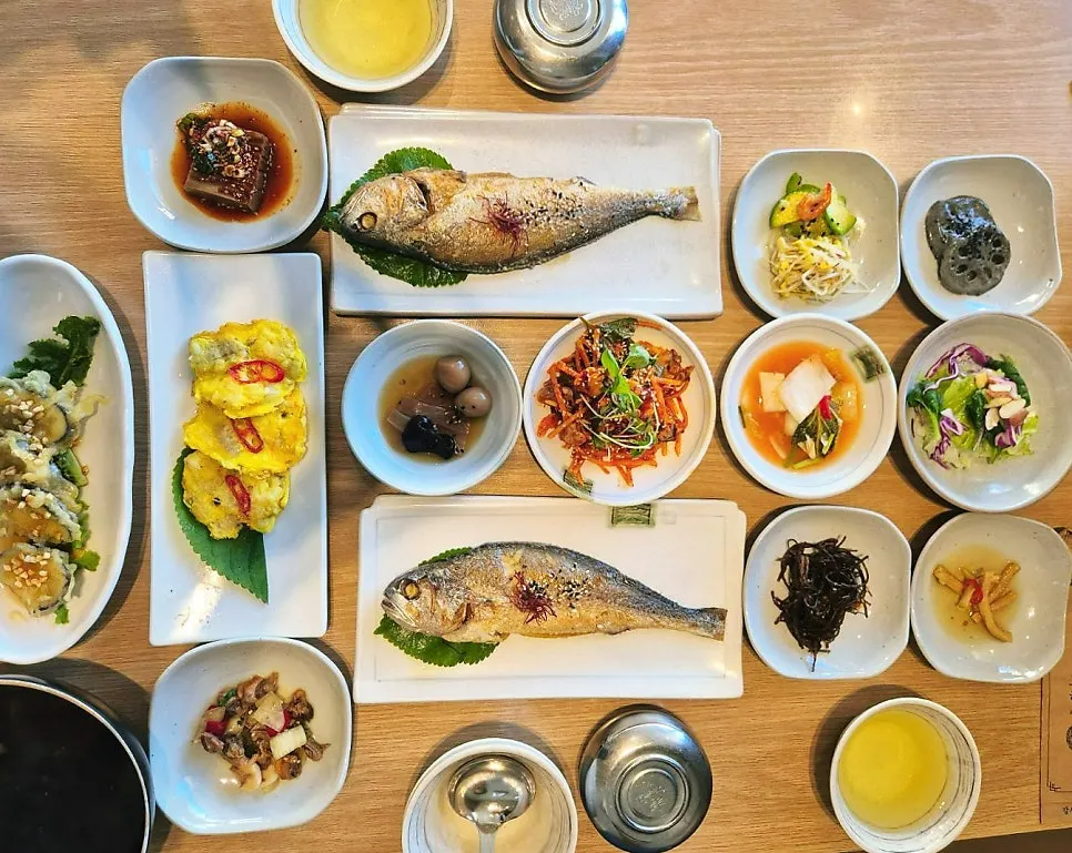 보리굴비와 밑반찬이 차려진 한상
