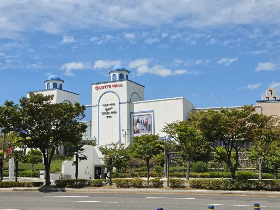 View with Lotte Outlet visible across from the restaurant