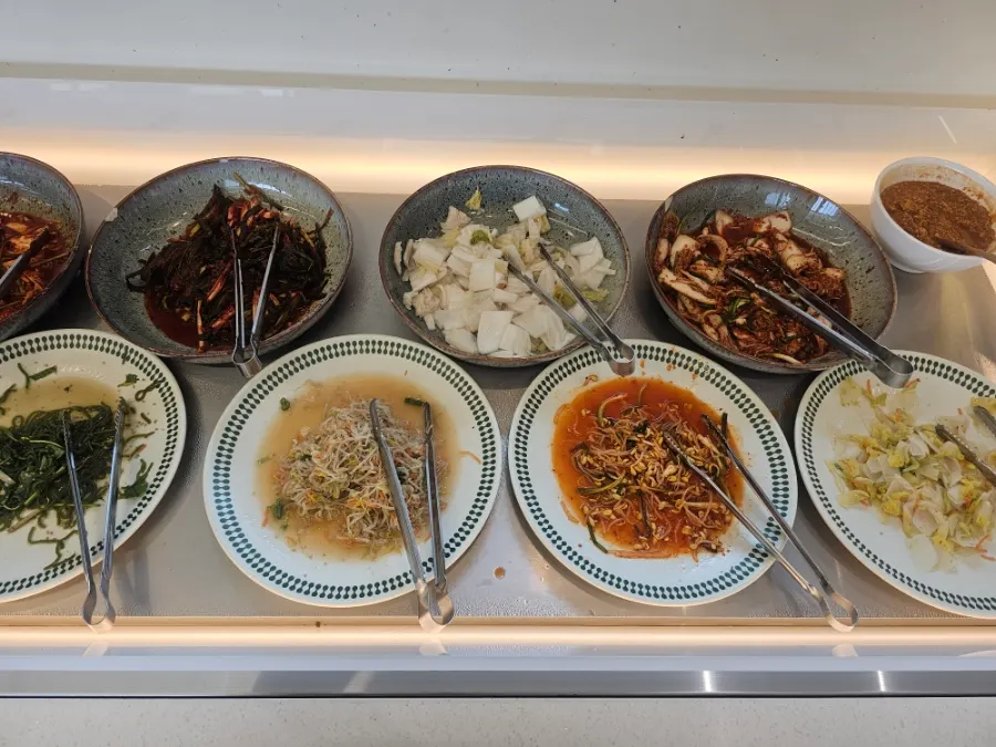 정갈하게 차려진 기본 반찬