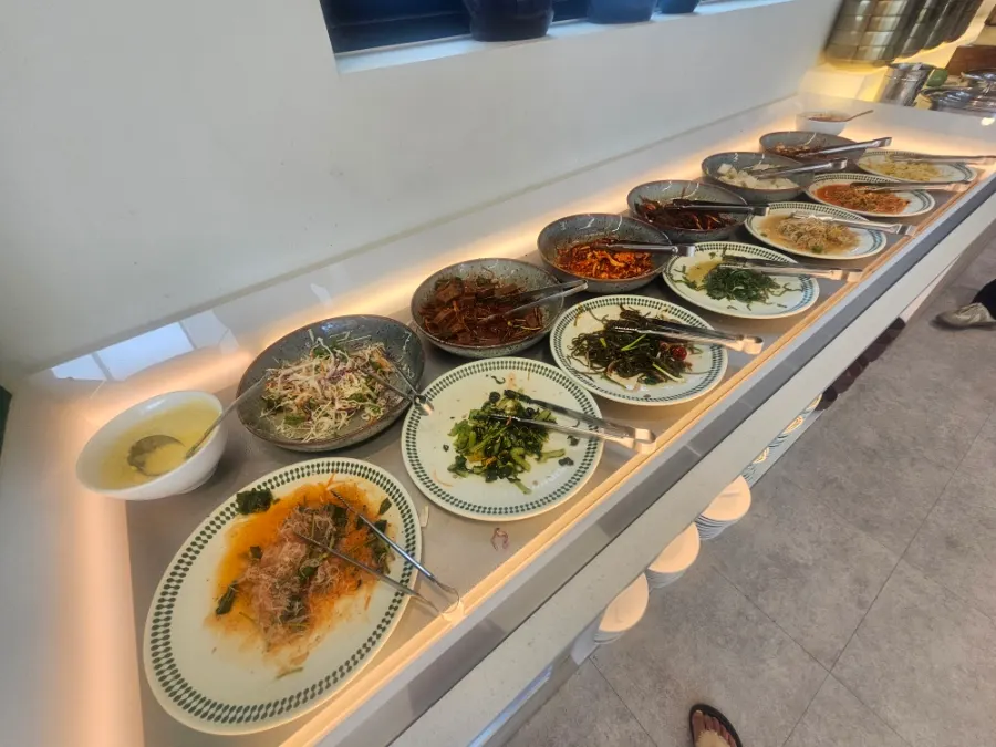 솥밥과 반찬 구성