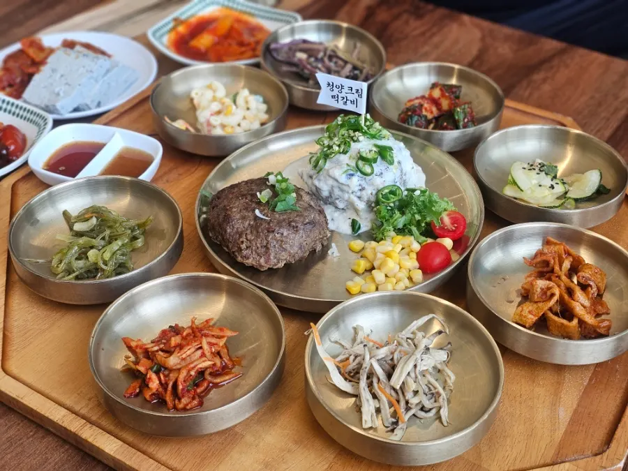 철판에 나온 노릇한 떡갈비