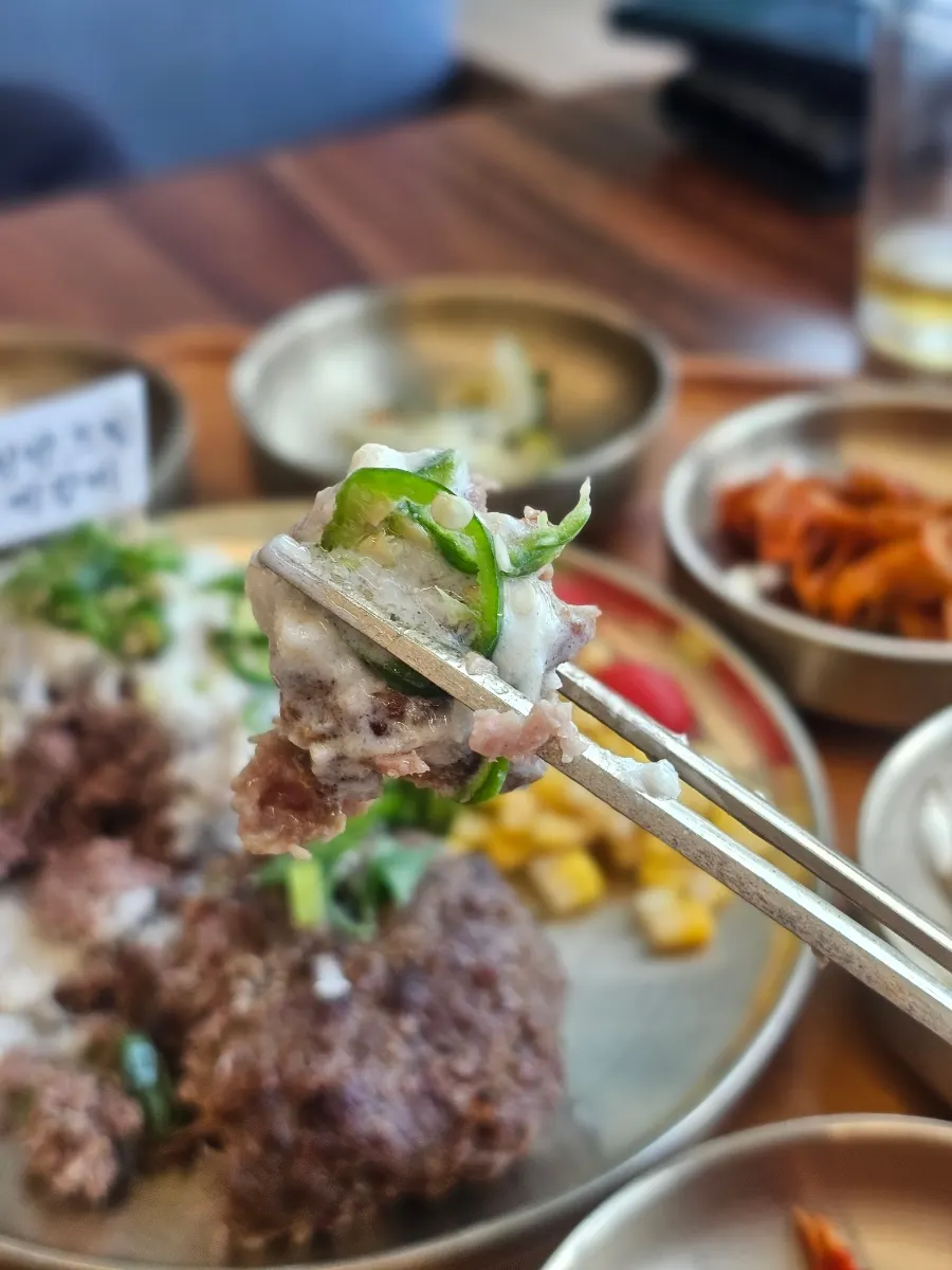 솥밥 위에 올린 떡갈비