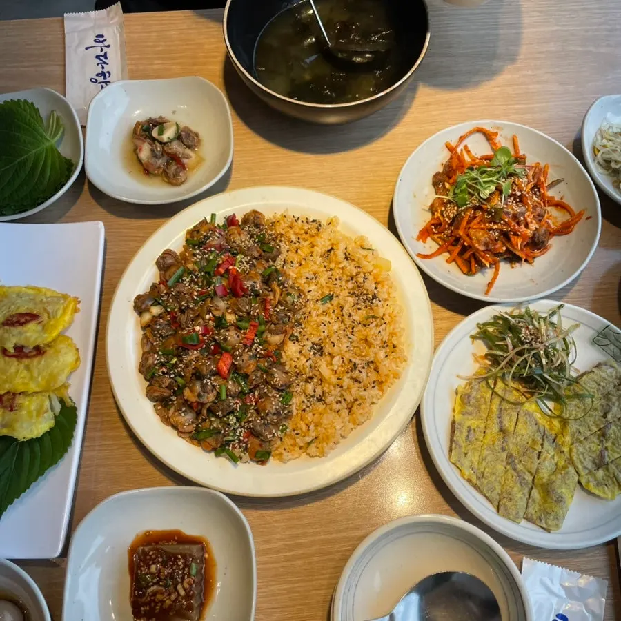 牛肉煎饼镰刀拌饭套餐整体摆桌