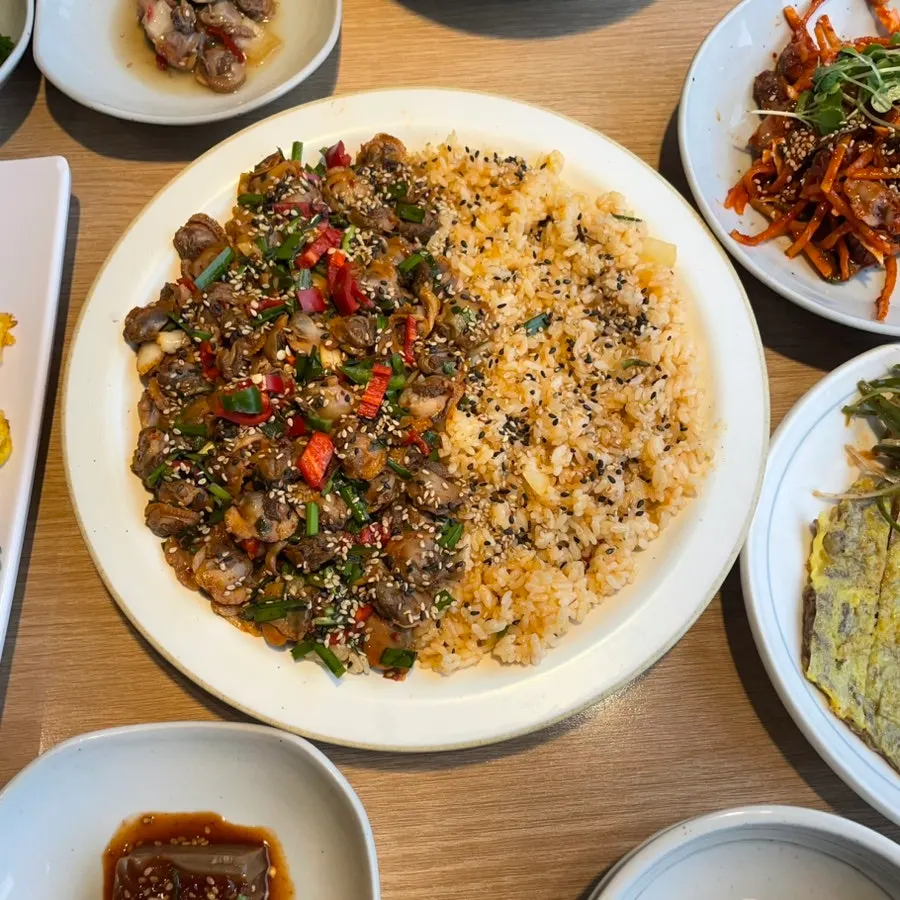 铺满镰刀的镰刀拌饭