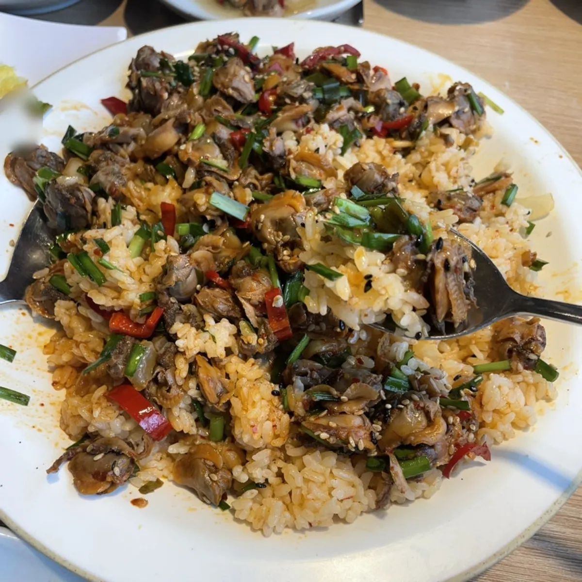 处理干净的镰刀铺满拌饭的特写