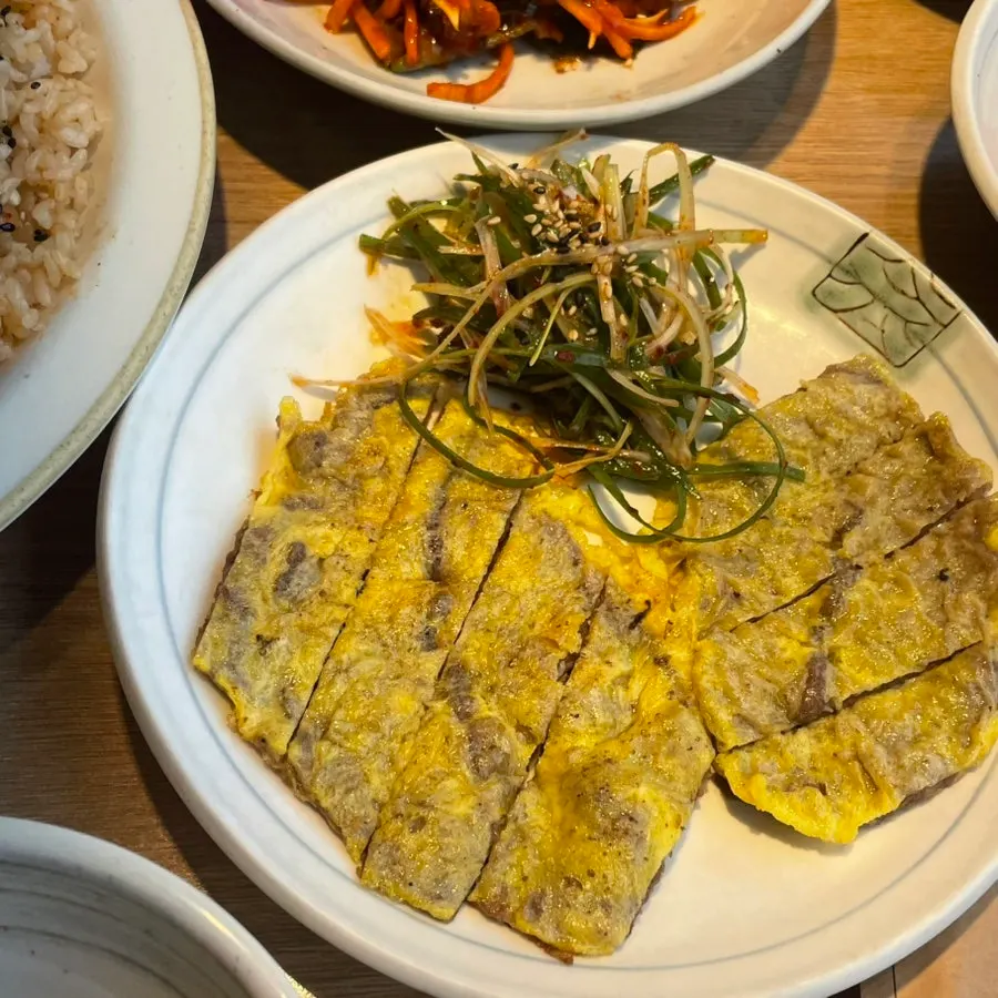 配葱丝凉拌菜的牛肉煎饼
