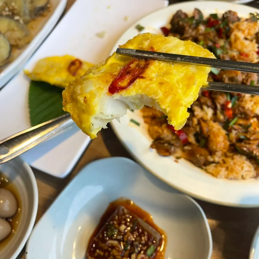 与镰刀醋拌菜一起摆放的明太鱼煎饼
