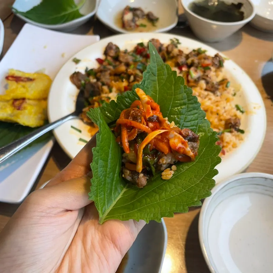 苏子叶上放镰刀拌饭和镰刀醋拌菜