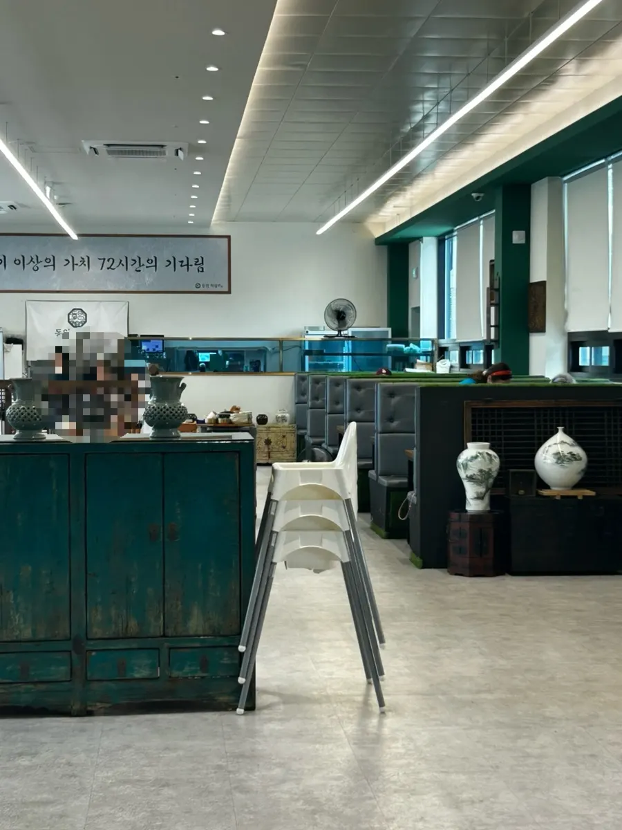 Old-fashioned decor at the entrance of Dongam Tteokgalbi