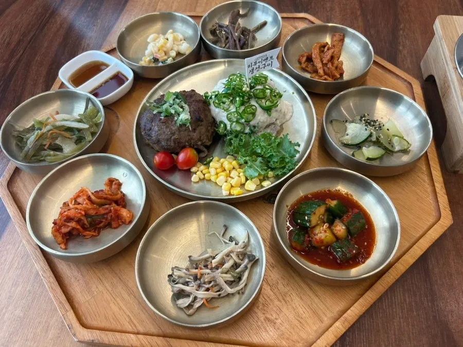 Thick tteokgalbi and side dishes on the lunch table