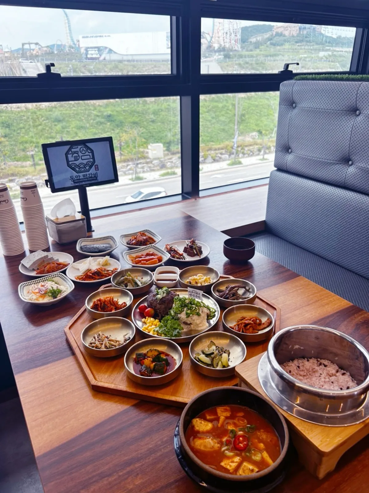Tteokgalbi set table with miyeokguk added
