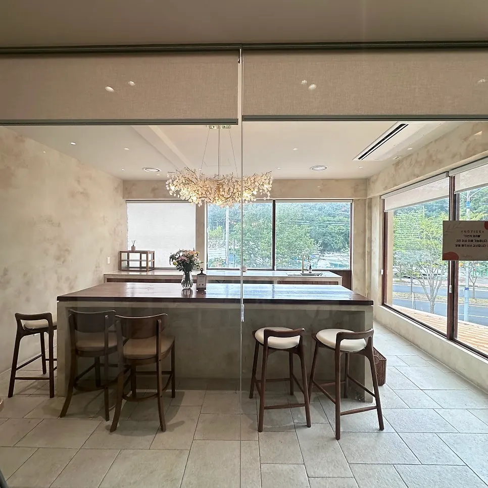 Seating and lighting at Mandali To Go Ilgwang Branch