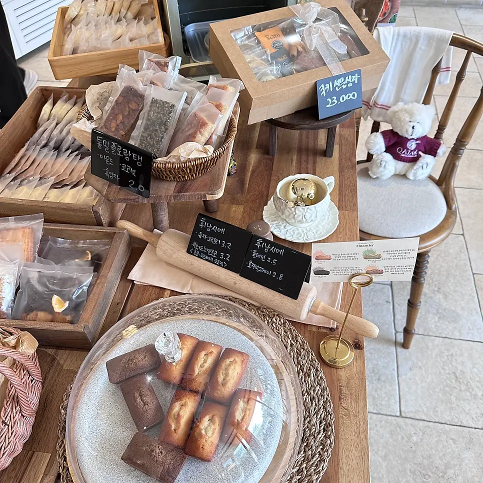 Bakery display at Mandali To Go Ilgwang Branch