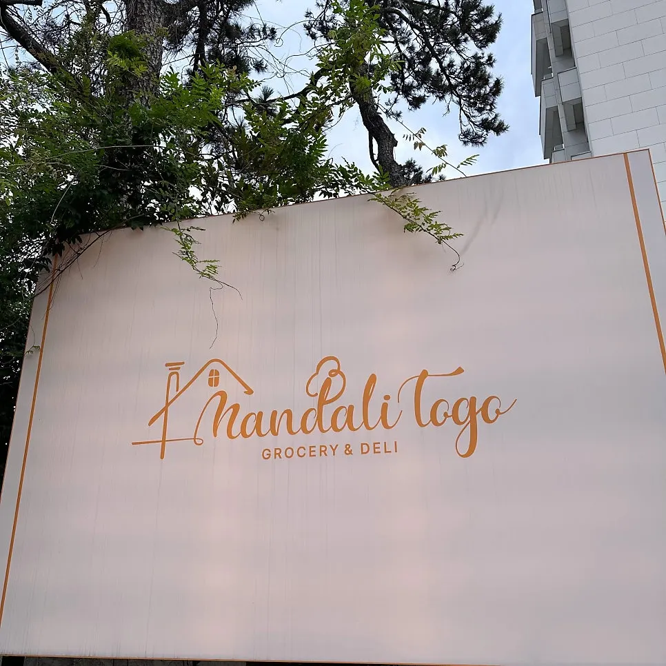 Seating with fresh flower decor at Mandali To Go Ilgwang Branch