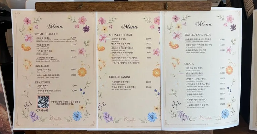 만달리투고 2층 테이블과 좌석