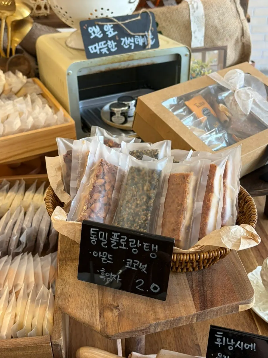 만달리 투고 베이커리 진열대