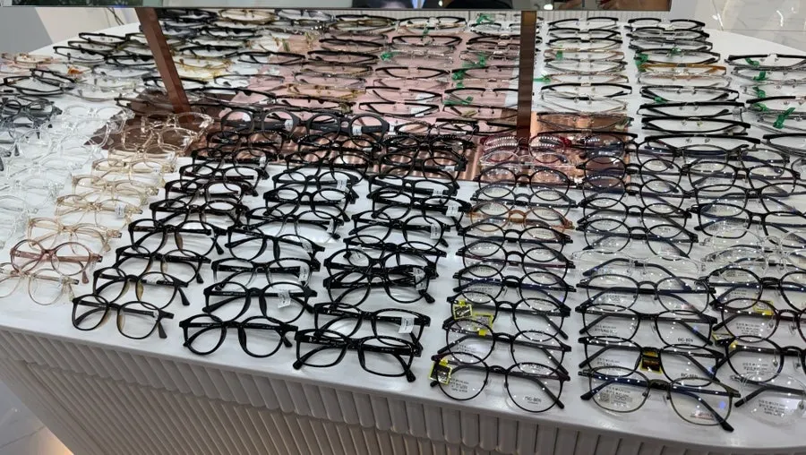 Comparing frames tried on to match face shape