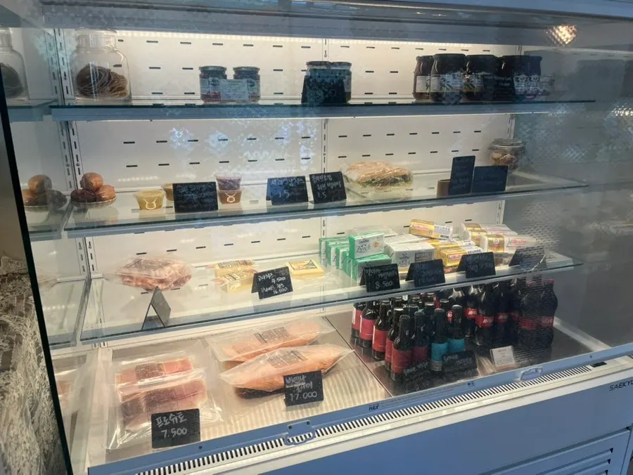 Mandali To Go grocery retail area