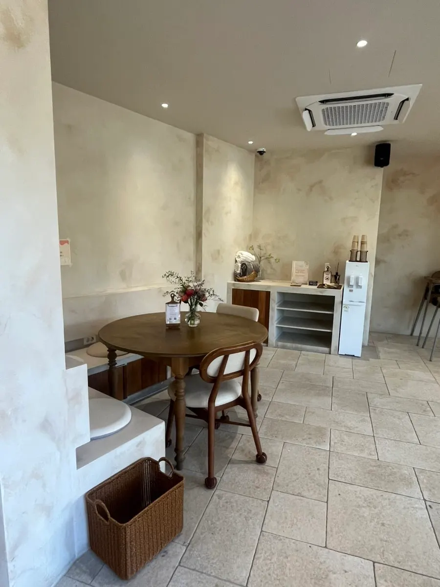 Two-person and four-person tables at Mandali To Go
