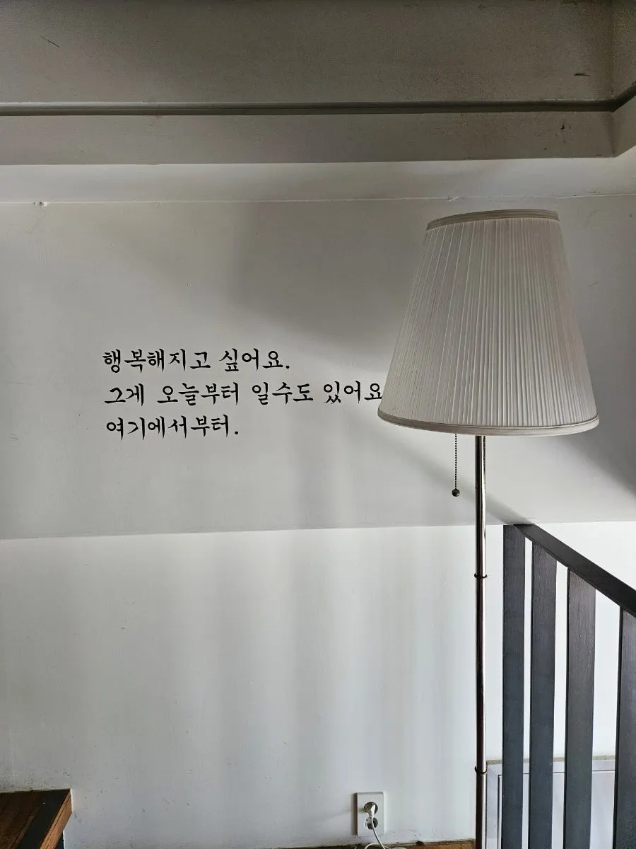 엔틱한 분위기의 매장 내부 좌석
