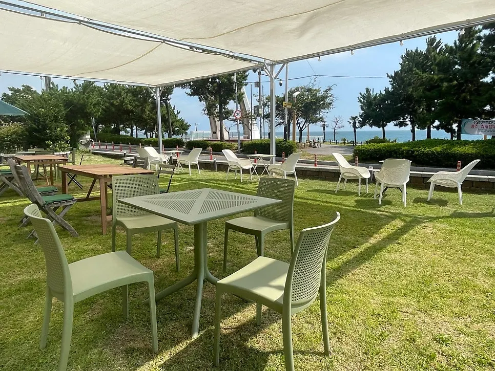 Outdoor table seating at Riverside