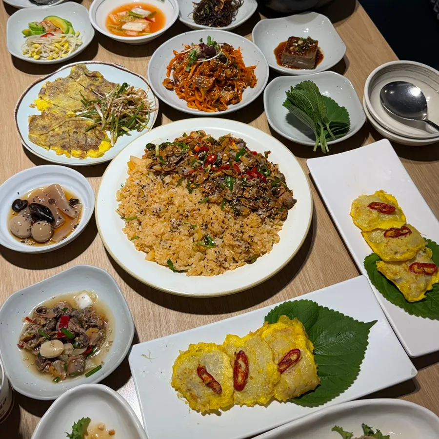 Signature meal spread at Kkomak Hansang Gijang Main Branch