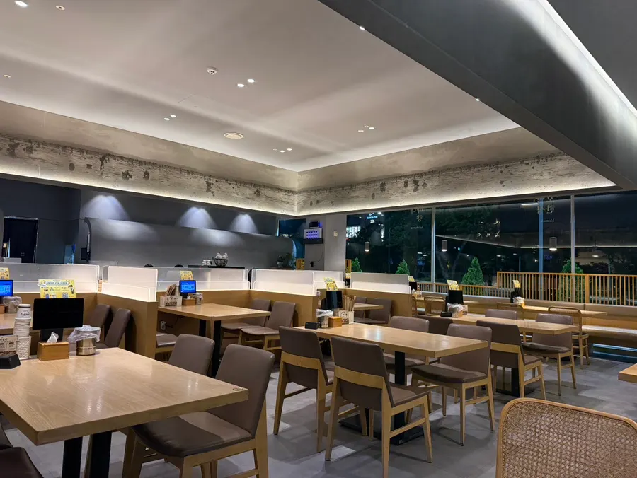 Spacious and clean interior of Kkomak Hansang