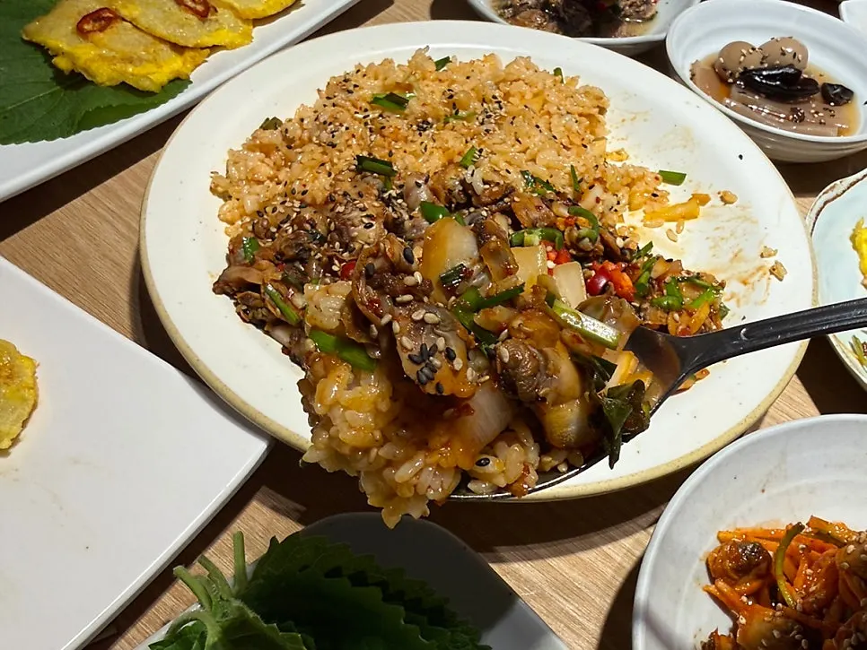 Cockle bibimbap table spread