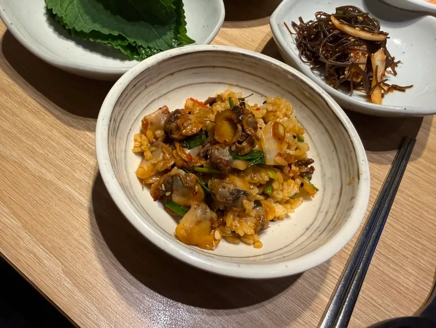 Cockle bibimbap with side dishes