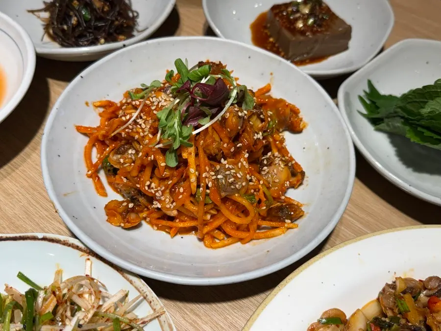 Cockle bibimbap on a perilla leaf