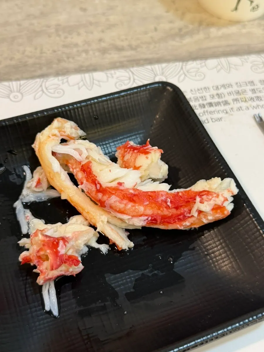 따뜻하게 유지되는 킹크랩 상차림