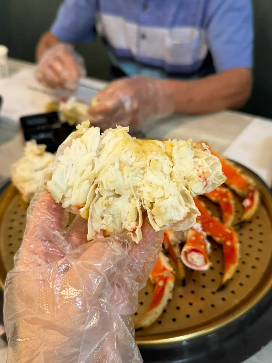 커팅되어 나온 킹크랩 집게