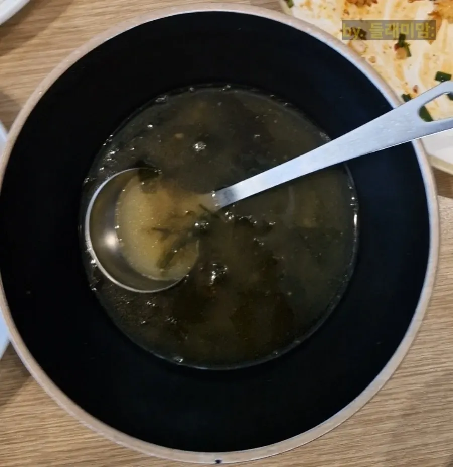 Accompanying dishes served with the cockle set