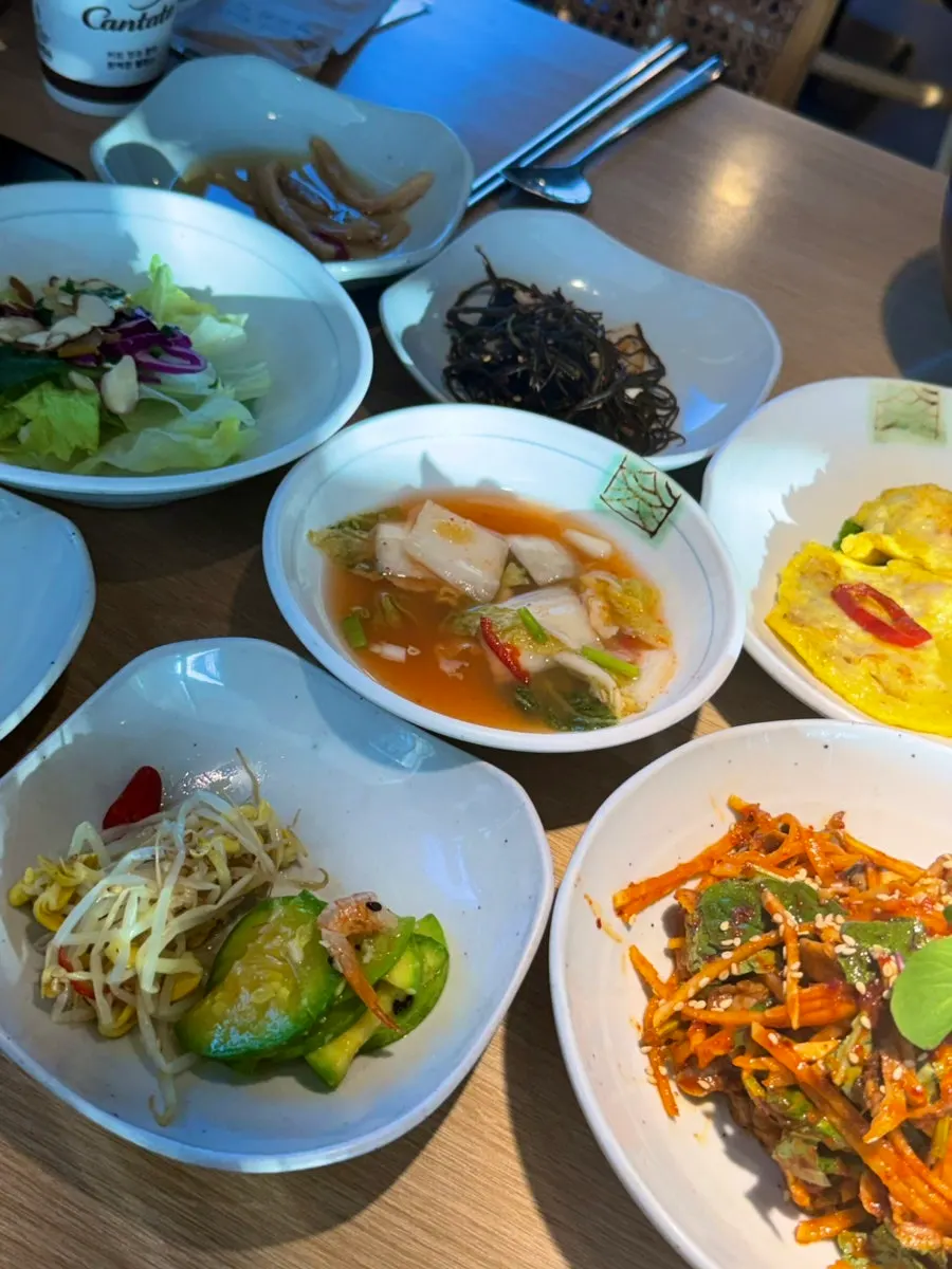 Table filled with cockle bibimbap and the beef pancake set