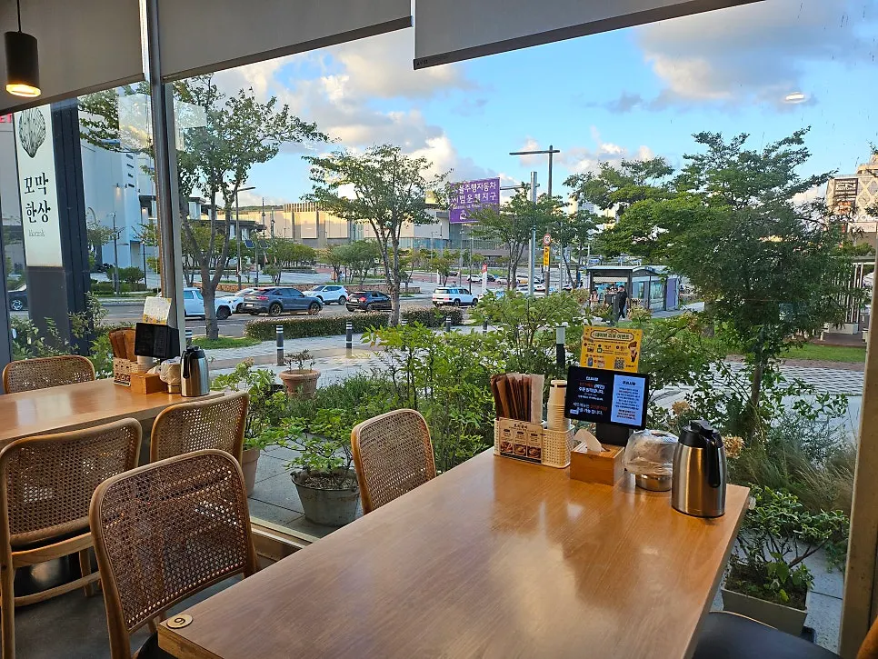Ruang restoran hanjeongsik dengan tempat duduk yang luas