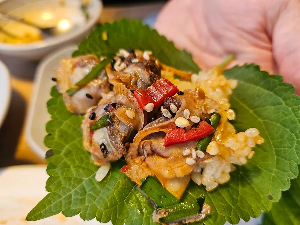 Jeon ikan pollock berhias cili bersama lauk buatan sendiri lain