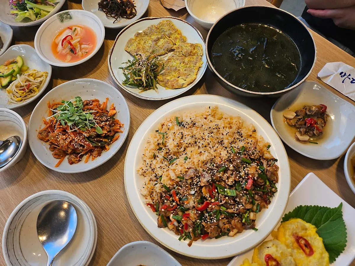 Set hanjeongsik dengan 12 lauk buatan sendiri