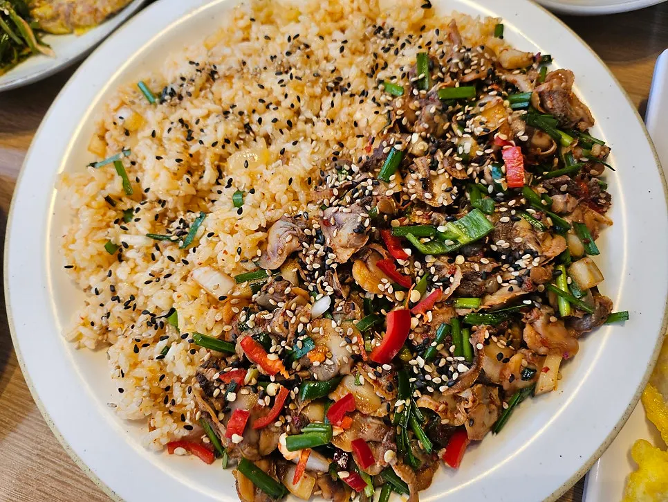 Kkomak bibimbap dengan kkomak Beolgyo di atasnya