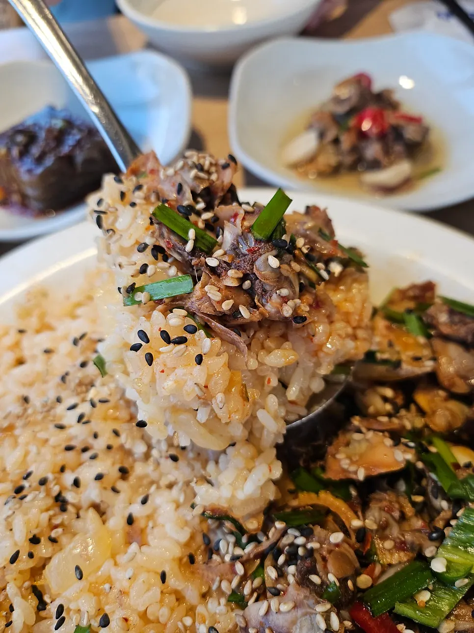 Gambar dekat kkomak bibimbap yang dilumur sos kicap