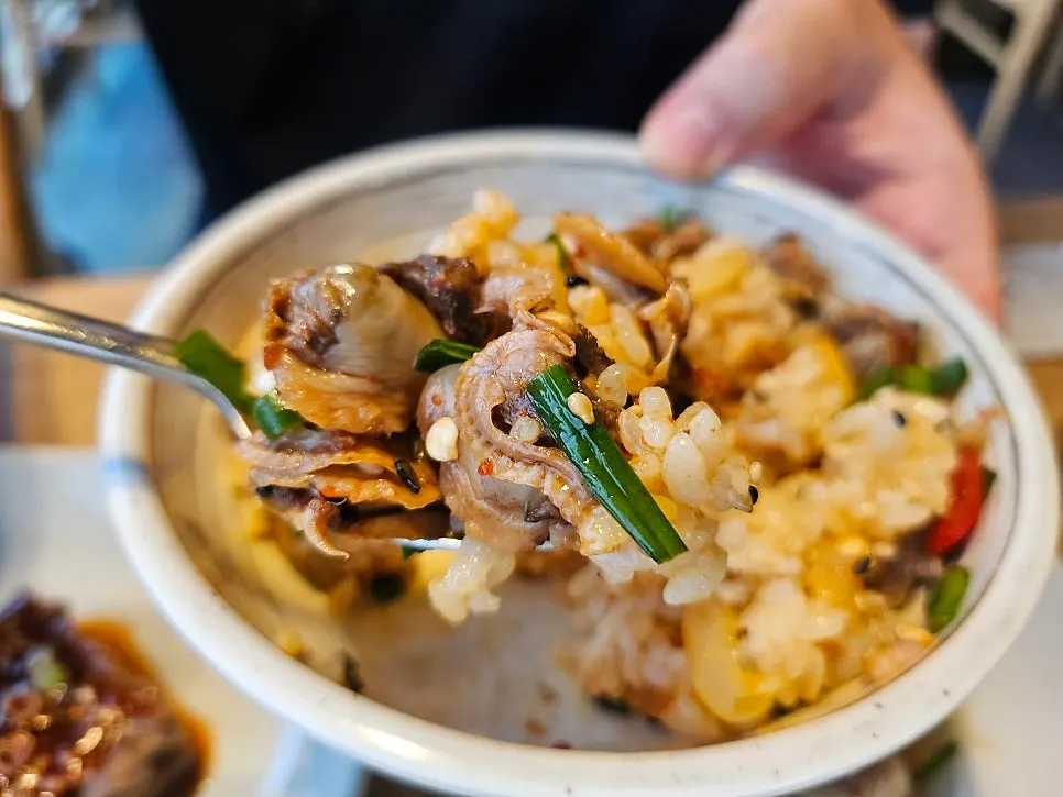 Kkomak bibimbap yang sudah digaul bersama sup miyeok