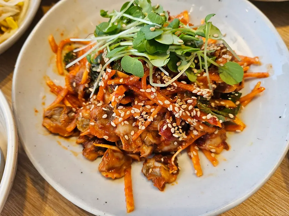 Sesudu kkomak bibimbap di atas sudu