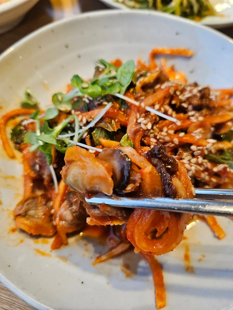 Susunan kkomak bibimbap bersama lauk-lauk