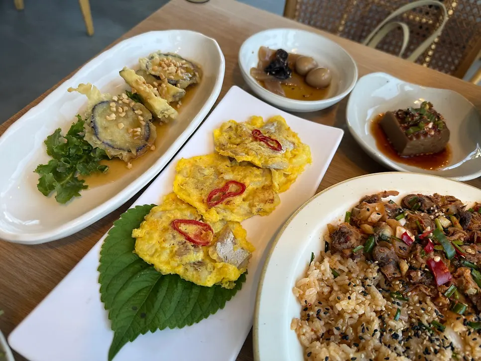 Plate of seasoned cockles and beef pancake